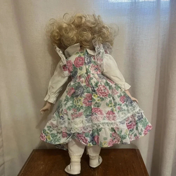Heritage Signature Collection Porcelain Doll 1990 Vintage Curly Hair Floral - Picture 6 of 8